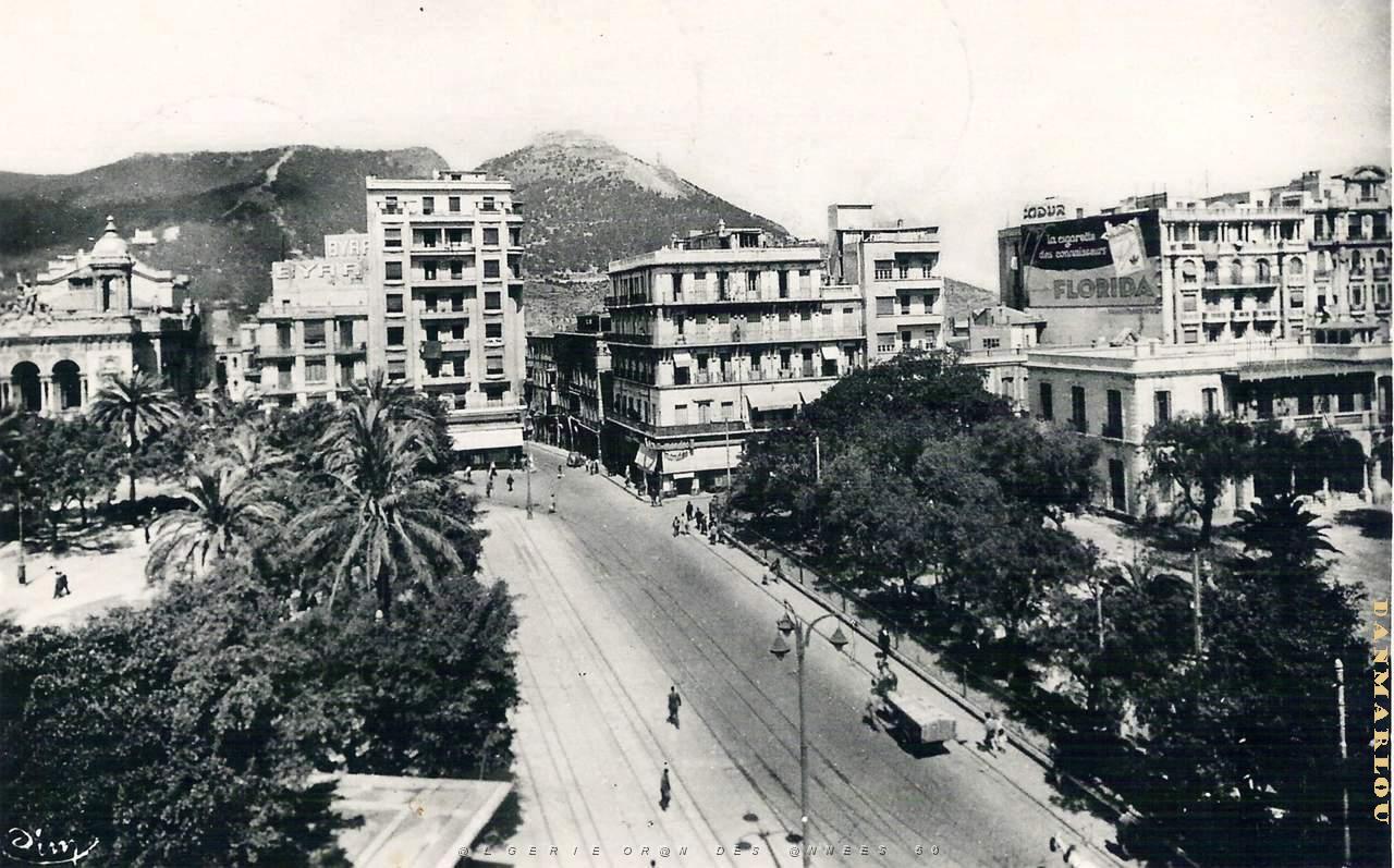 PA c- 042- Place d'Armes- trams et autobus.JPG
